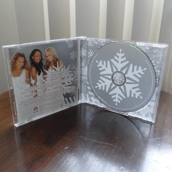 💎 The CHEETAH GIRLS CD ~ Cheetah-licious Christmas ~ Like NEW - Picture 3 of 3